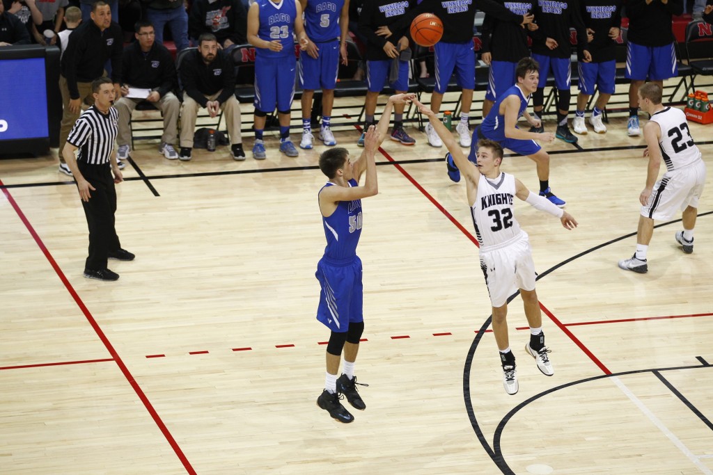 David Wingett hoists a 3 over Wesley Dreamer (32).